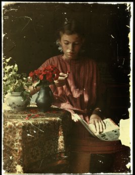 Anonymous (1907-1930). Meisje dat bloemblaadjes determineert [Autochrome], Rijksmuseum. 